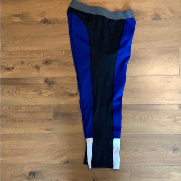 Butt flattering Athleta Capri leggings - Picture 10 of 10